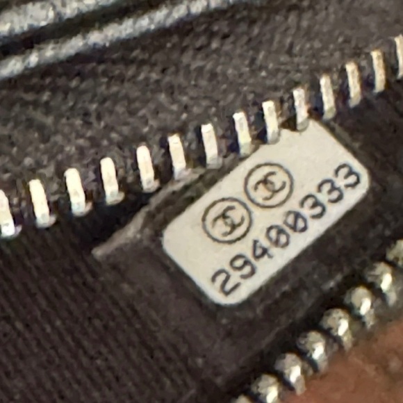 Chanel Black Quilted Leather crossbody Bag - Picture 14 of 14